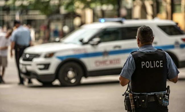 chicago police officer on the street