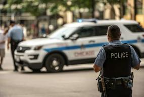 chicago police officer on the street